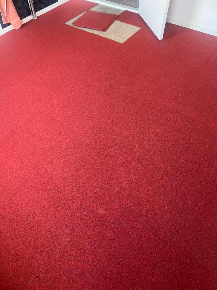 Leg vloer, Huis en Inrichting, Stoffering | Vloerbedekking, Zo goed als nieuw, Tapijttegels, Rood, Ophalen of Verzenden