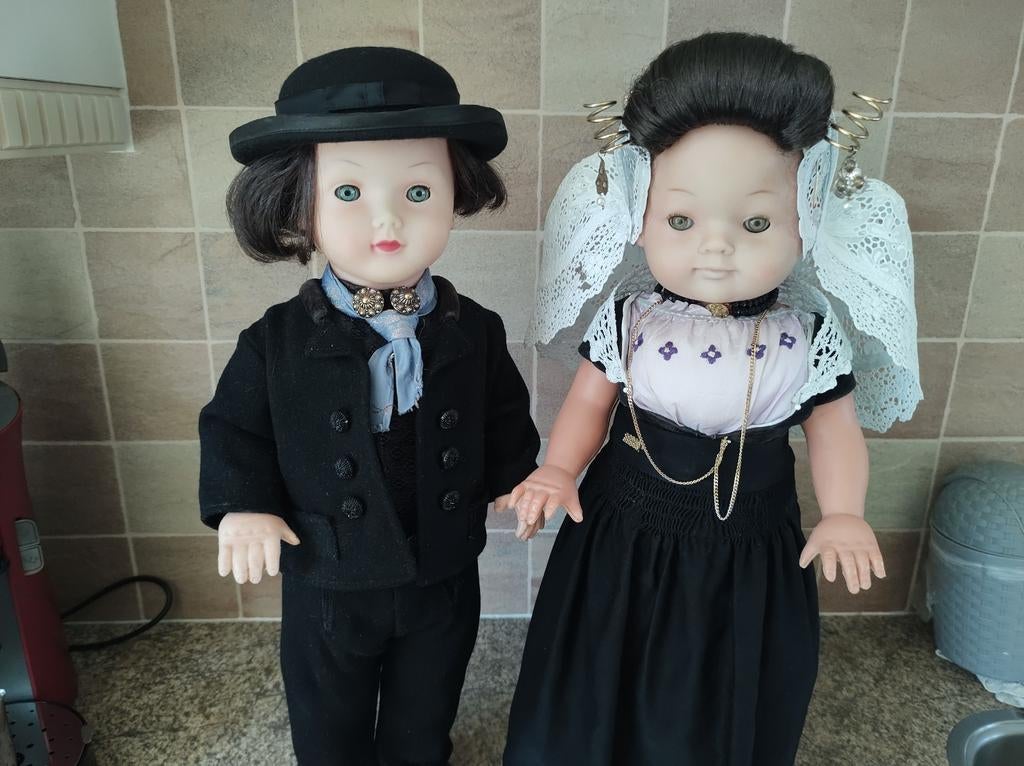 2 prachtige poppen met Walcherse klederdracht. Zeeland., Antiek en Kunst, Ophalen of Verzenden