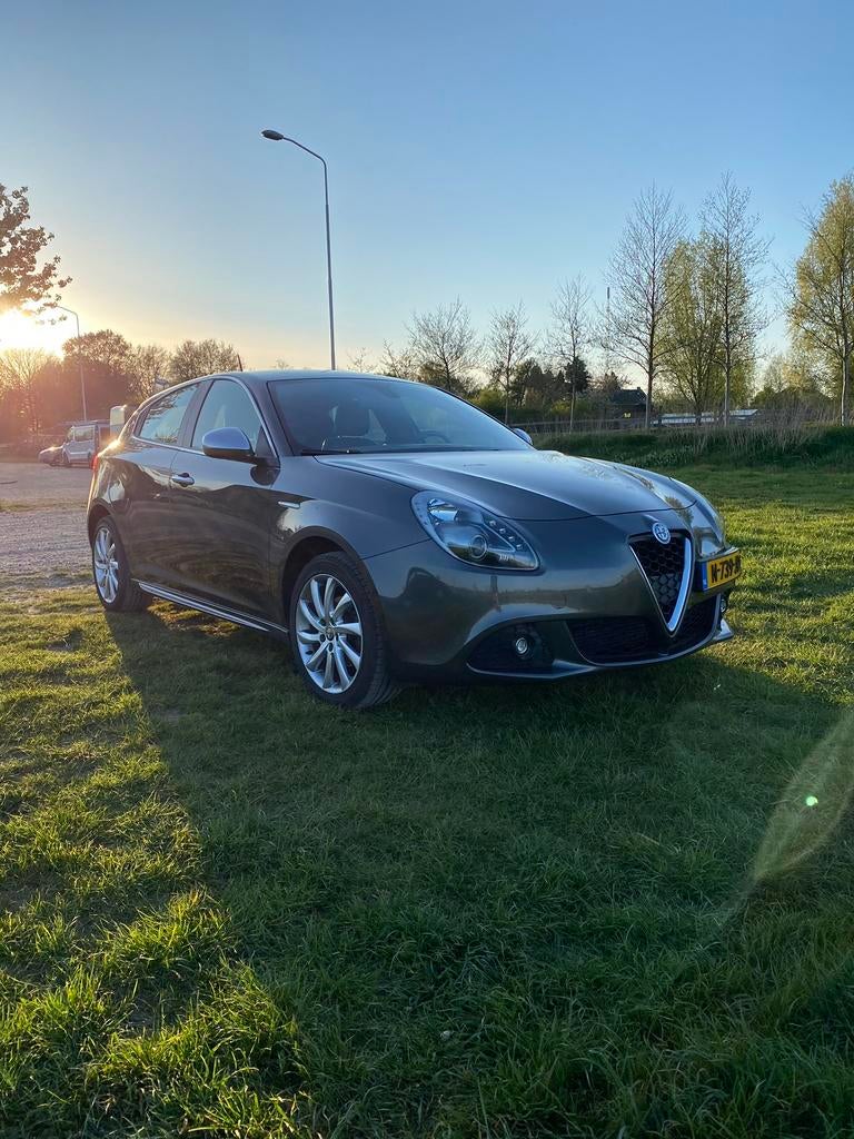 Alfa Romeo Giulietta 1.4 Turbo 2013 Grijs, Auto's, Alfa Romeo, Voorwielaandrijving, Zwart, 4 cilinders, Leder en Stof