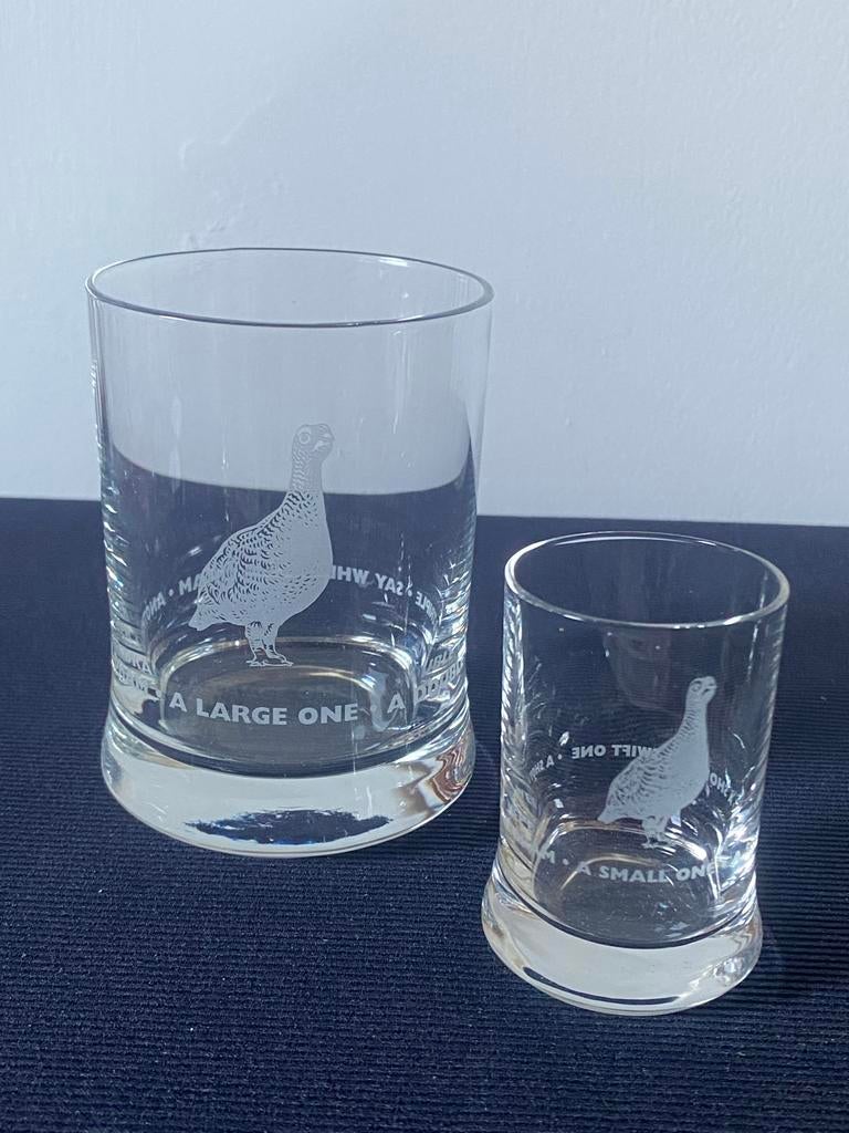 Large en small glas van The Famous Grouse. H. 9,5 - 6,5 cm., Ophalen of Verzenden, Zo goed als nieuw, Borrel- of Shotglas