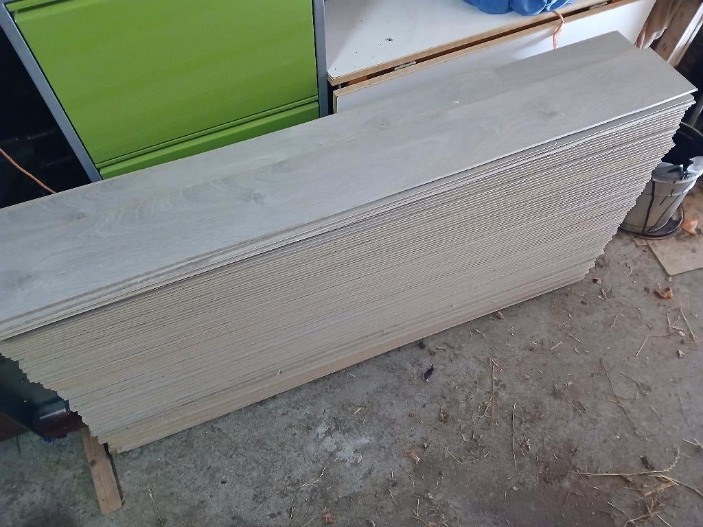 ca 30m2 laminaat + leggereedschap, Ophalen, Zo goed als nieuw, 25 tot 50 m², Grijs