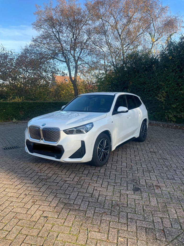 BMW IX1 20|M-Sportpakket|Sportstoelen|Trekhaak|Wit|Keyless|, Auto's, BMW, Automaat, Zwart, Wit, Particulier
