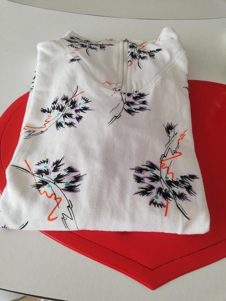 Mooie wit met zwart en oranje details, Ophalen of Verzenden, Zo goed als nieuw, Kleding, Overige merken
