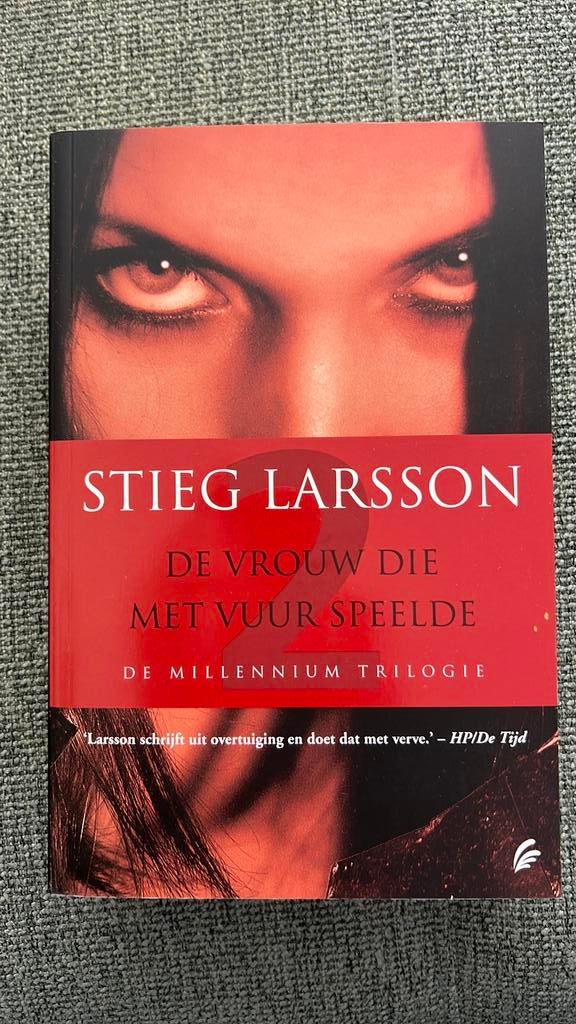Stieg Larsson - De vrouw die met vuur speelde, Gelezen, Ophalen of Verzenden, Nederland, Stieg Larsson
