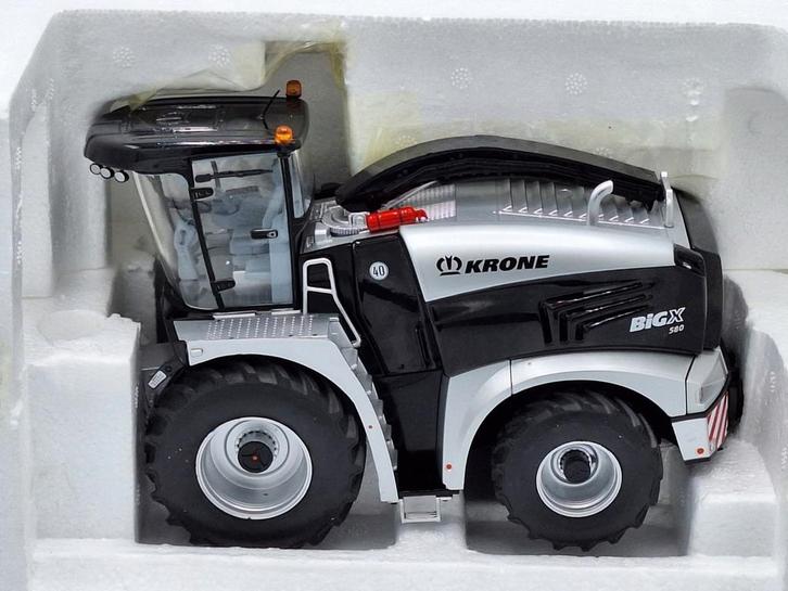 Krone Big X 580 Black Edition, Hobby en Vrije tijd, Modelauto's | 1:32, Nieuw, Tractor of Landbouw, Overige merken, Ophalen of Verzenden