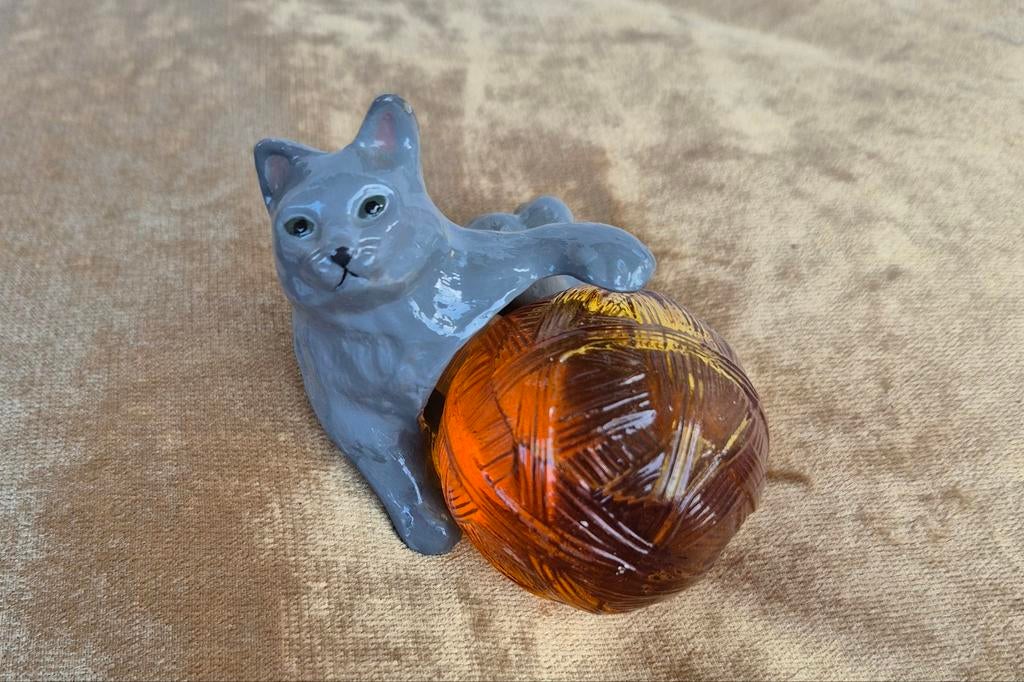 Avon parfumflesje kat met bol wol, jaren '70 vintage Avon, Ophalen of Verzenden, Gebruikt, Parfumfles, Gevuld