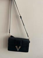 Zwarte lak tas met krokodillenleer en gouden V-detail, Ophalen of Verzenden, Gebruikt, Zwart, Schoudertasje