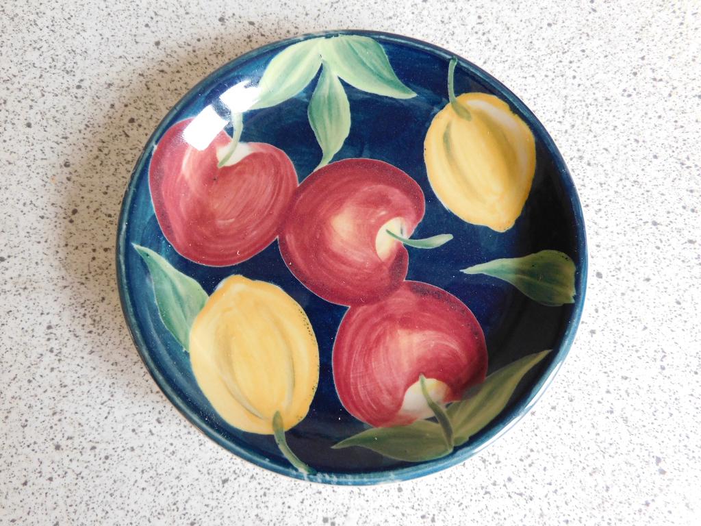 Bord 11 cm. Appel en Citroen Vic's Handpainted, Ophalen of Verzenden, Zo goed als nieuw, Bord(en), Overige stijlen