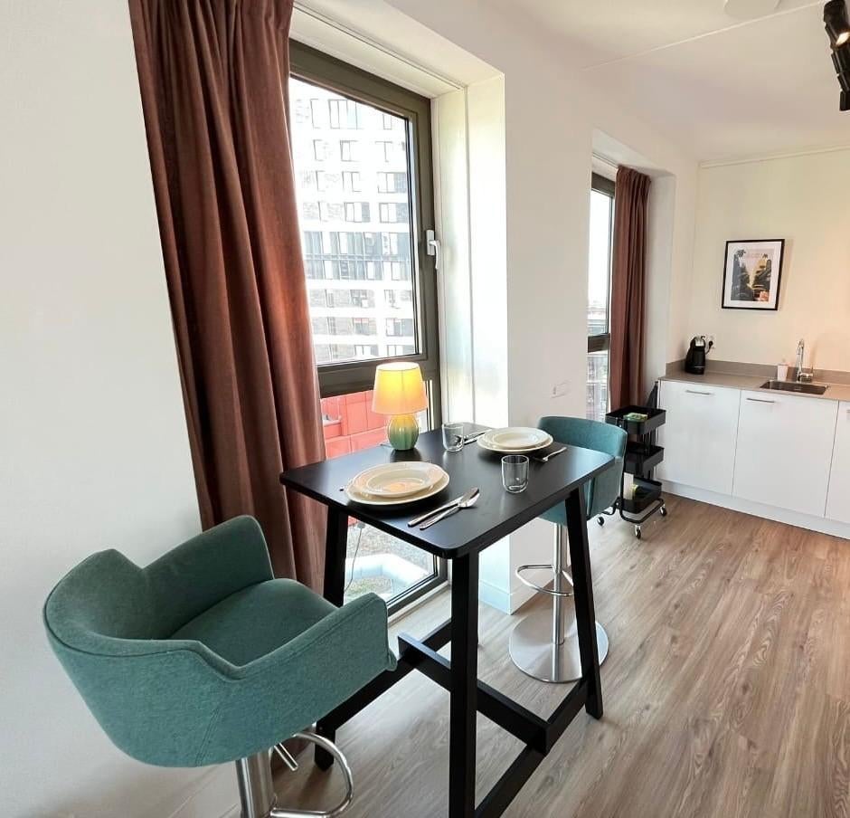 IKEA TOMMARYD Bar Table - Anthracite (130x70 cm) - Like New, Huis en Inrichting, Ophalen, Zo goed als nieuw, Inclusief barstoelen