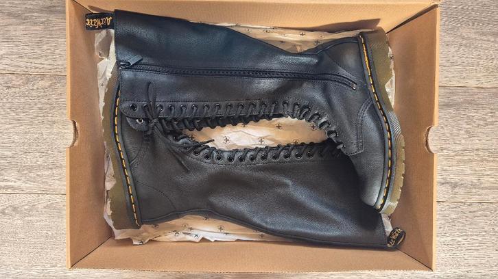 Nieuw in doos! Dr Martens 1B60 Virginia veterlaarzen rits 38, Kleding | Dames, Schoenen, Zo goed als nieuw, Hoge laarzen, Zwart