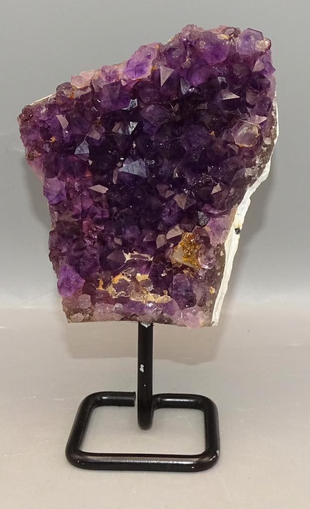 Prachtige paarse Amethist op standaard 14cm A+ – nu €35, Verzamelen, Mineralen en Fossielen, Mineraal, Ophalen of Verzenden