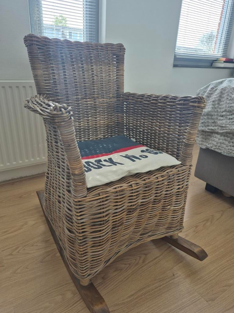 Rotan schommelstoel met kussen, Huis en Inrichting, Stoelen, Gebruikt, Overige kleuren, Riet of Rotan, Eén