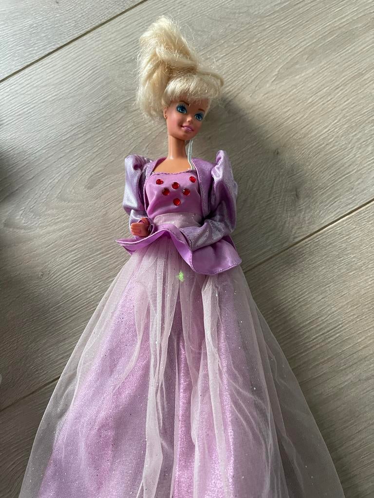 Vintage Barbie pop in paarse galajurk, Ophalen of Verzenden, Gebruikt, Barbie
