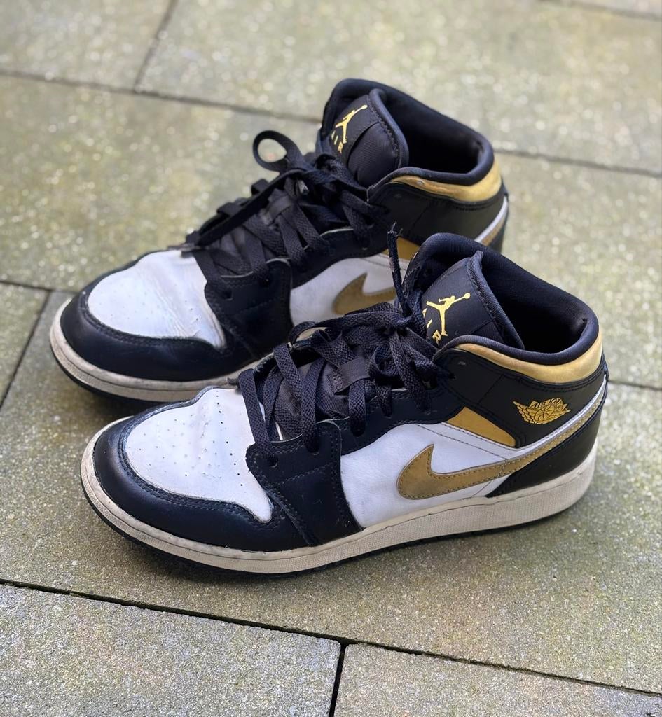 Jordan Air 1 Mid sneakers zwart/wit/goud, Ophalen of Verzenden, Gedragen, Zwart, Sneakers of Gympen