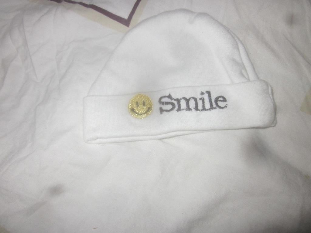 Wit mutsje met smiley en tekst Smile Petit Villain 28 cm, Kinderen en Baby's, Babykleding | Mutsen, Sjaals en Wanten, Maat 62