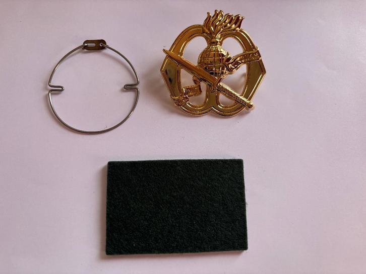KCT Baret embleem met ringsluiting, Verzamelen, Militaria | Algemeen, Landmacht, Kleding of Schoenen, Nederland, Verzenden