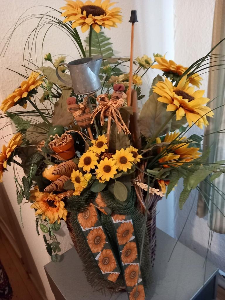 Rieten mand met bloemen, Huis en Inrichting, Woonaccessoires | Kunstplanten en Kunstbloemen, Ophalen