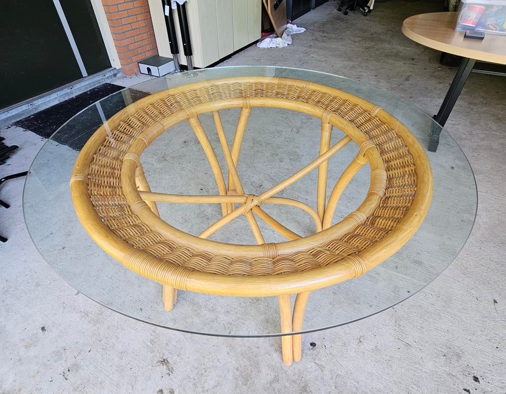Rotan tafel met glazen blad. Zware kwaliteit en nu weer hip!, Huis en Inrichting, Tafels | Bijzettafels, Ophalen, Rond, Zo goed als nieuw