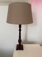 Twee schemerlampen met stoffen kap, Huis en Inrichting, Lampen | Tafellampen, Ophalen, Gebruikt, Hout, 50 tot 75 cm