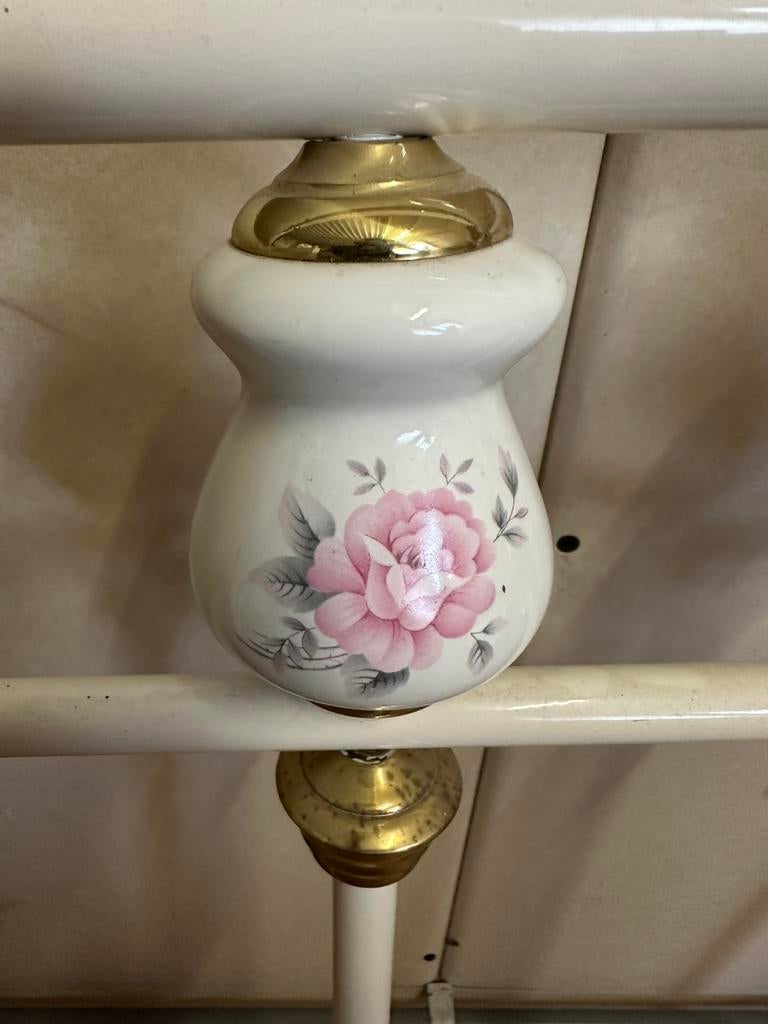 1 pers. Bed 90x200 cm met porselein en messing, Ophalen, 85 tot 100 cm, Zo goed als nieuw, Lattenbodem