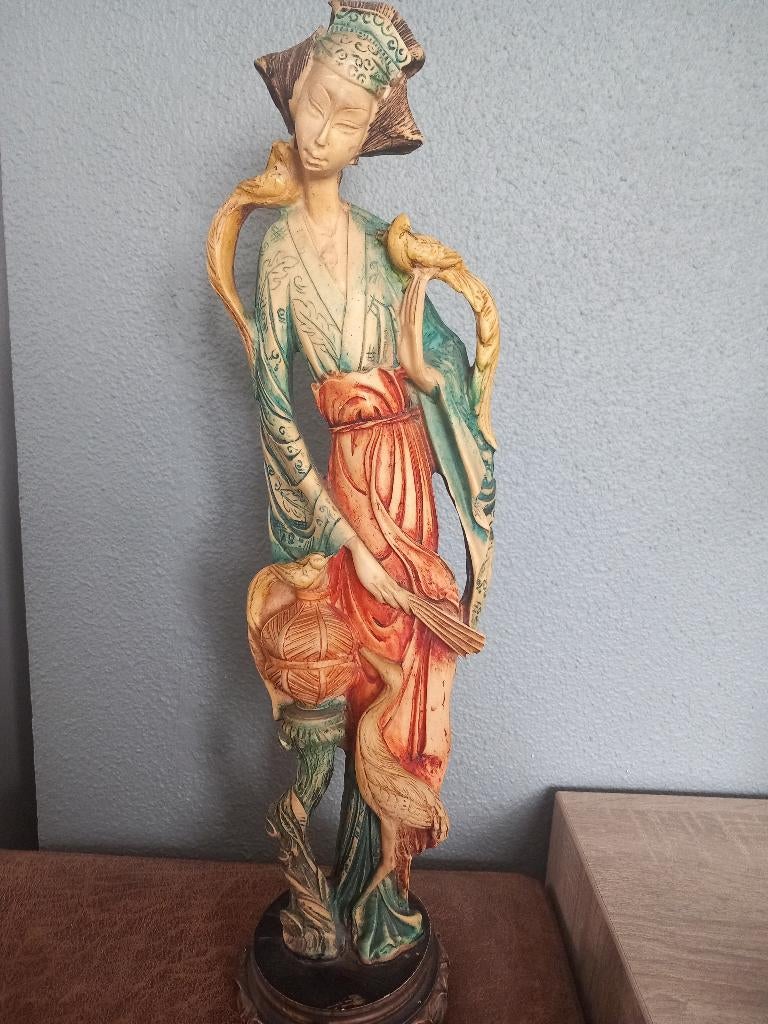 Beeld van een Geisha, Antiek en Kunst, Handgemaakt, Ophalen of Verzenden, 20 - 50 cm, Steen of Keramiek