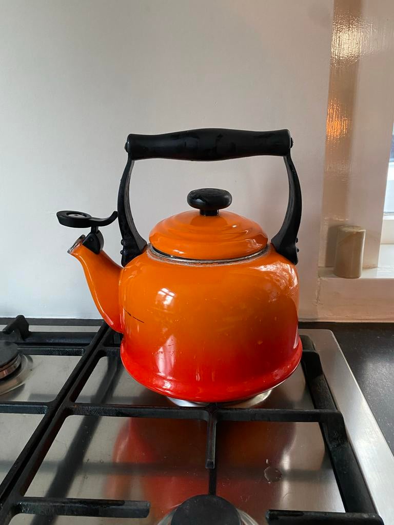 Le Creuset fluitketel oranje 2,1 liter, Gebruikt, Ophalen of Verzenden, Metaal, Oranje