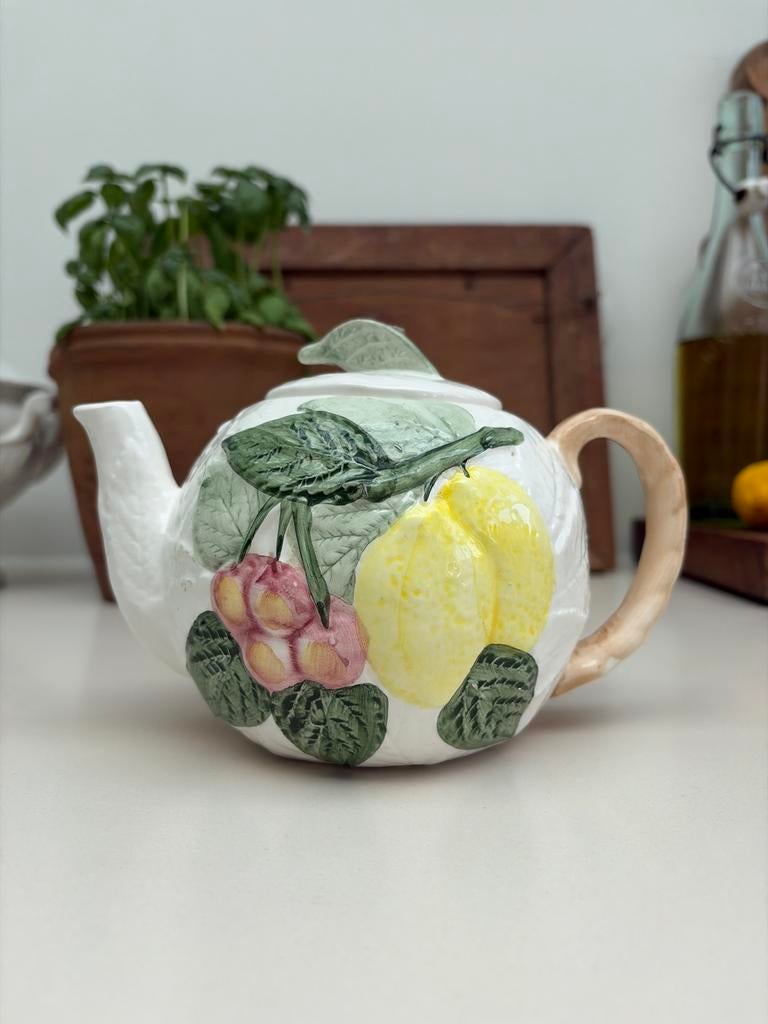 Barbotine theepotje met fruitdecoratie, Antiek en Kunst, Antiek | Keramiek en Aardewerk, Ophalen of Verzenden
