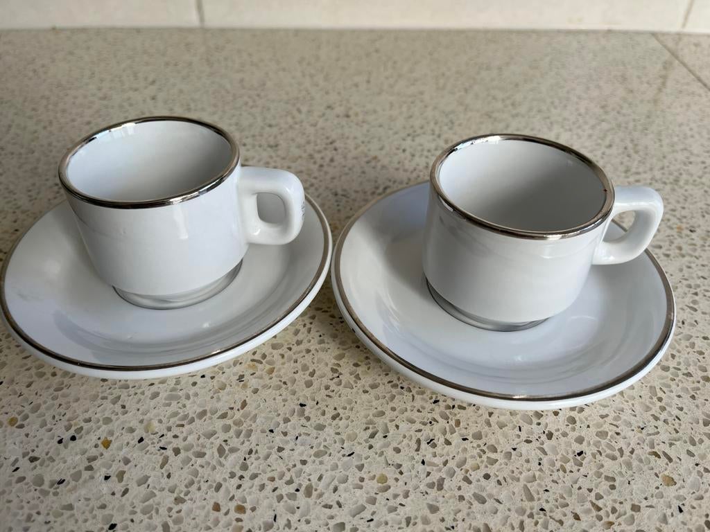 Twee espresso kop en schotels Douwe Egberts, Ophalen of Verzenden, Zo goed als nieuw, Overige stijlen, Kop(pen) en/of Schotel(s)