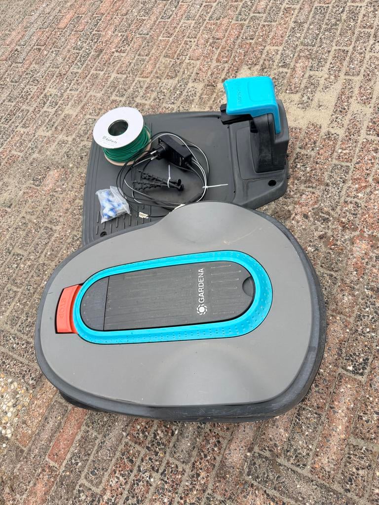 Gardena robotmaaier met laadstation en draad., Ophalen of Verzenden, Gebruikt, Minder dan 20 cm
