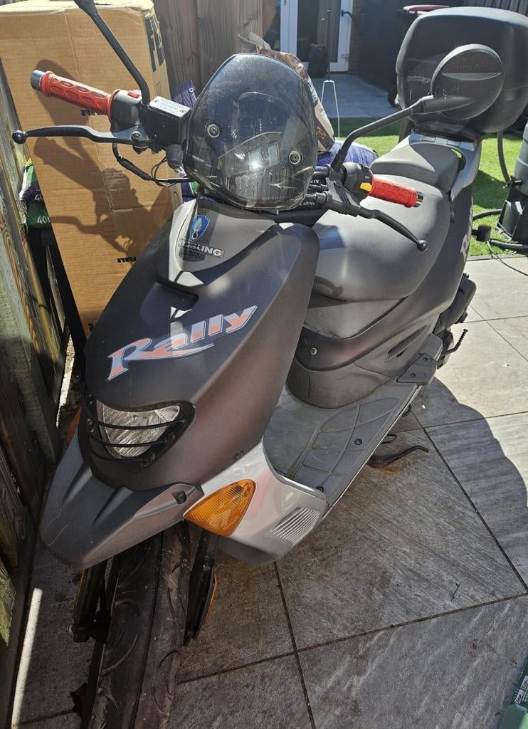 Hyosung SF50R Rally - slechts 2600 km gereden - tweetakt, Fietsen en Brommers, Ophalen, Gebruikt, Maximaal 45 km/u, Benzine