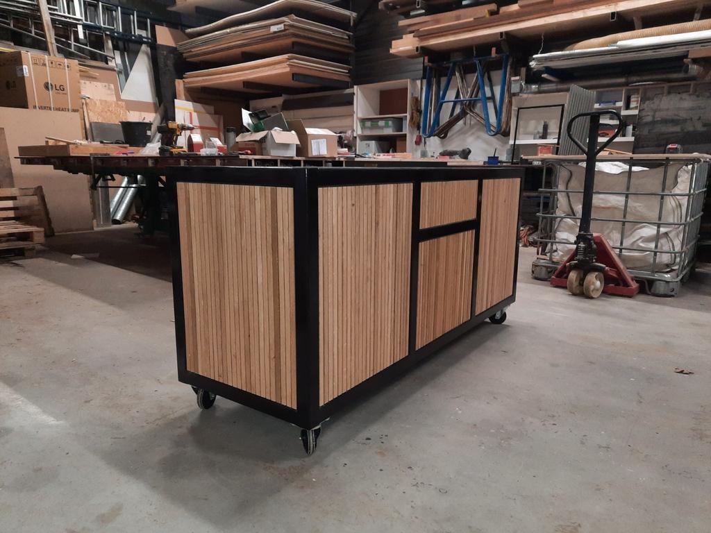 Stalen Buitenkeuken met Eiken Details en Betonlook, Ophalen, Houtskool, Eigenbouw, Nieuw