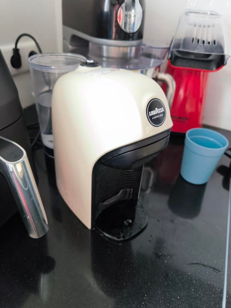 Lavazza A Modo Mio koffiemachine + bijna 300 cups, Koffiepads en cups, Koffiemachine, Ophalen of Verzenden, Zo goed als nieuw
