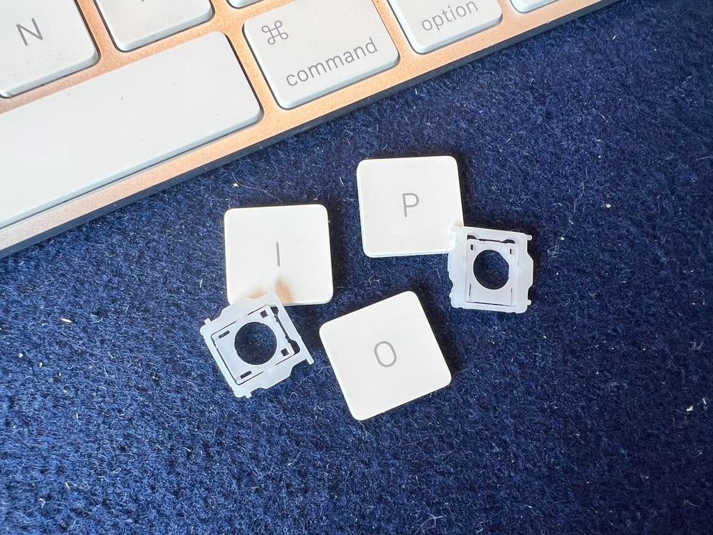 Apple A1644 Keyboard Keycaps + Hinges – Original Apple Parts, Ophalen of Verzenden, Qwerty, Gebruikt, Draadloos