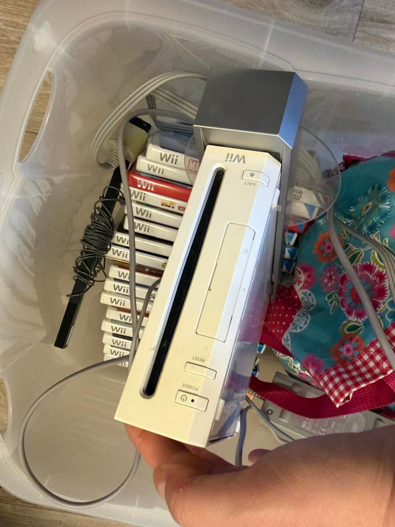 Wii met spellen en toebehoren, Spelcomputers en Games, Ophalen, Zo goed als nieuw, Sport, 3 spelers of meer