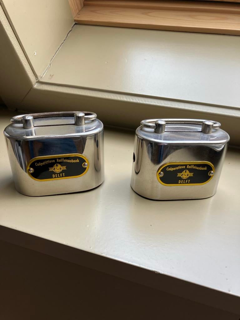 Antieke Raiffeisenbank spaarpotten (2 stuks), Ophalen, Gebruikt, Metaal of Blik, Overige thema's