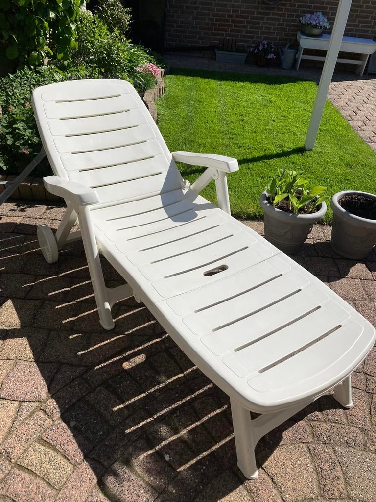 Verstelbaar Zonne-Ligbed van ‘ FLAIR’, zgan., Ophalen, Zo goed als nieuw, Kunststof, Verstelbaar