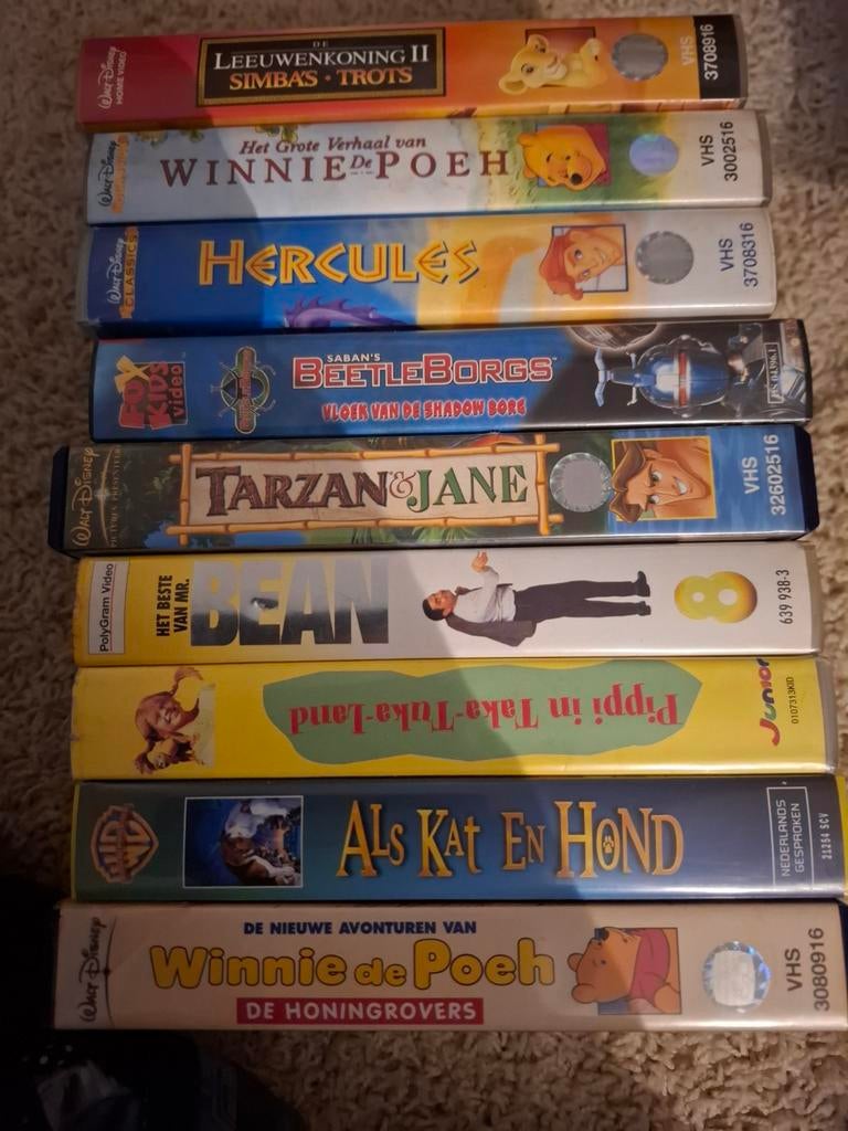 34 VHS videobanden - Disney, Bean, Pippi, etc. (zie foto's), Ophalen