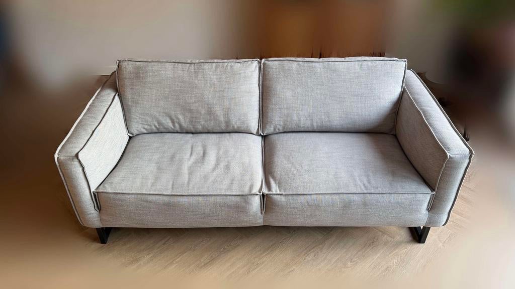 Stoere taupe zitbank Agostino, Nederlands design!, Huis en Inrichting, Ophalen, Driepersoons, 75 tot 100 cm, Zo goed als nieuw