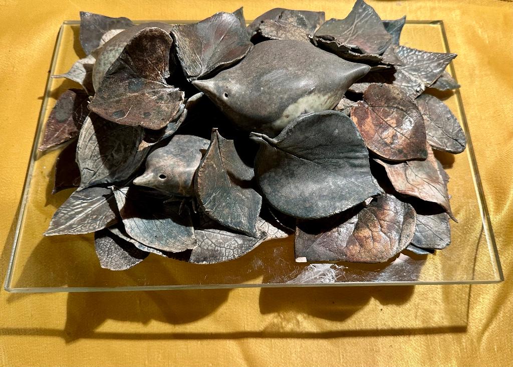 Handgemaakt raku keramiek vogels in bladeren –  1990, Verzenden