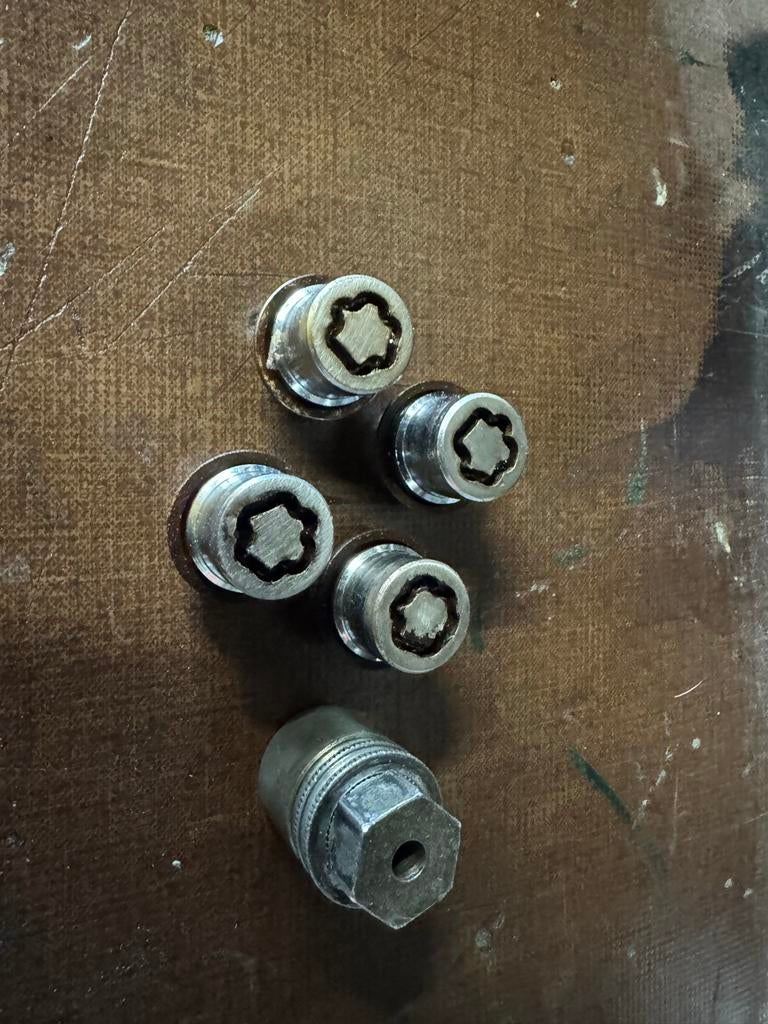 Wielsloten set  orgineel Ford met sleutel - Gebruikt M12x1,5, Ophalen of Verzenden, Gebruikt, Ford