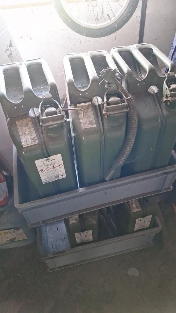 Jerrycans. Legergroen, Ophalen