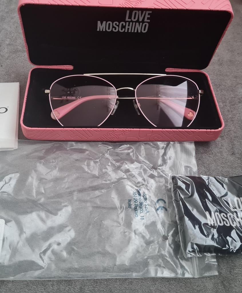Moschino zonnebril Love nieuw, Ophalen of Verzenden, Nieuw, Roze, Overige merken