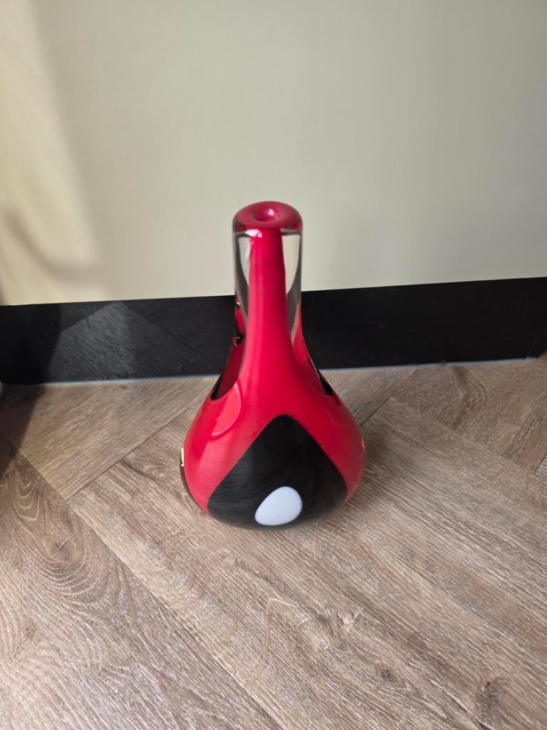Vaas Mats Jonasson Zweden rood zwart wit, Huis en Inrichting, Woonaccessoires | Vazen, Ophalen of Verzenden, Rood, Glas, Minder dan 50 cm