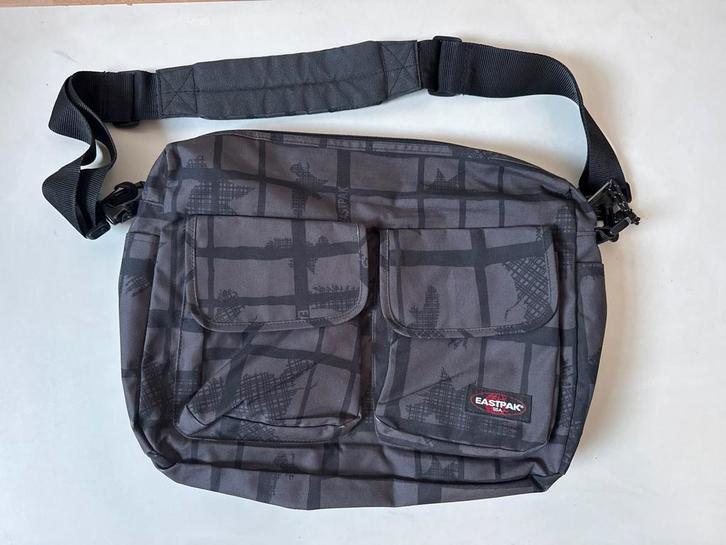 Eastpak Schoudertas Grijs/Zwart met Patroon, Sieraden, Tassen en Uiterlijk, Tassen | Schoudertassen