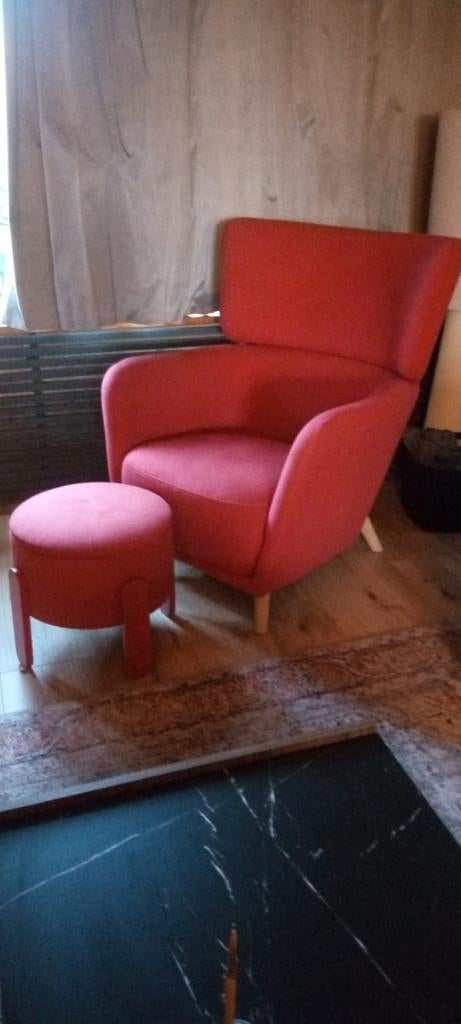 Moderne rode fauteuil met poef - Zo goed als nieuw, Huis en Inrichting, Ophalen, 75 tot 100 cm, Zo goed als nieuw, 75 tot 100 cm