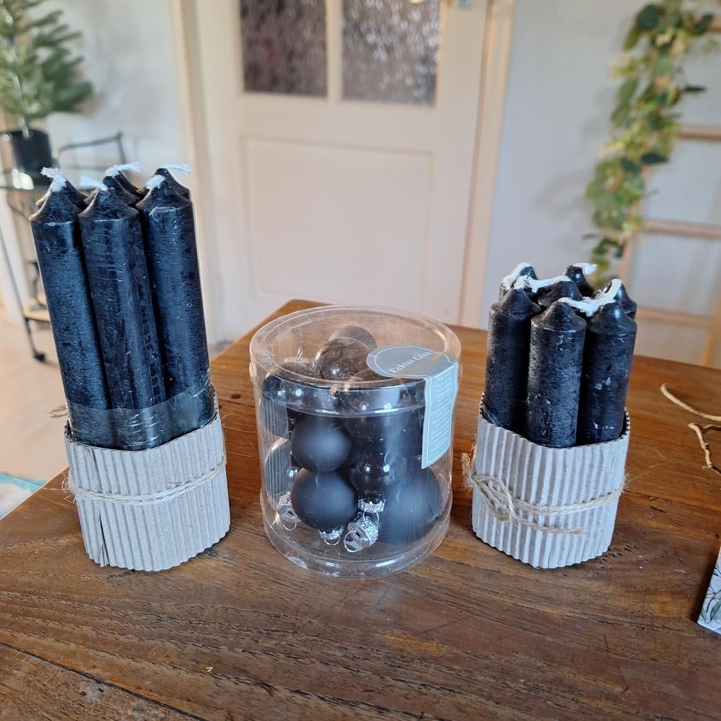 Zwarte kaarsen en kerstballen, Diversen, Ophalen, Nieuw