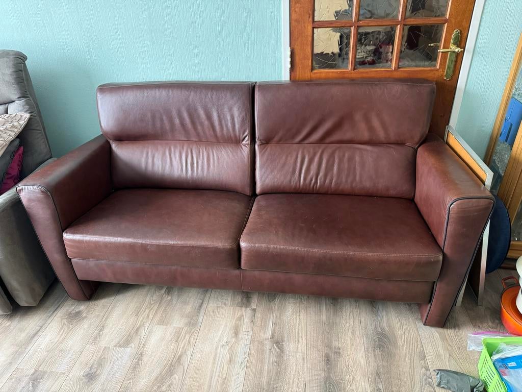 Bruine leren tweezitsbank, Huis en Inrichting, Banken | Bankstellen, Ophalen, Gebruikt, 150 tot 200 cm, Tweepersoons