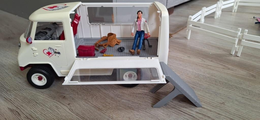 schleich dierenarts auto met figuurtjes etc, Ophalen, Gebruikt
