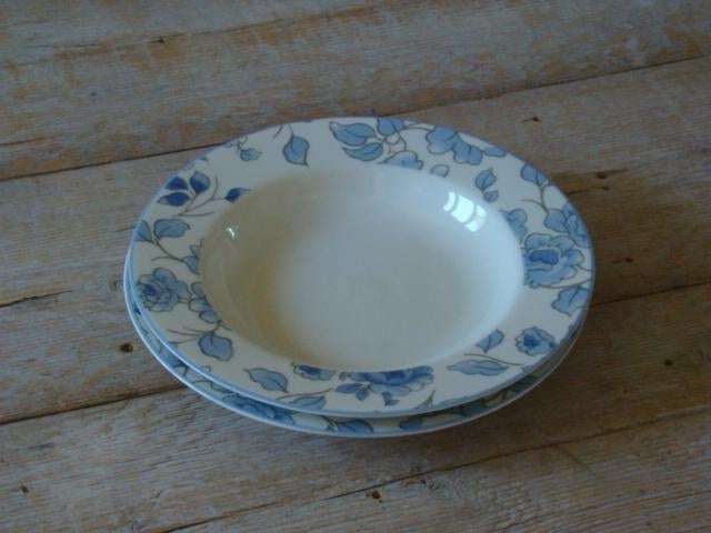 2x Diep Bord, blauwe bloem, merk SIA, zo goed als nieuw, Ophalen of Verzenden, Zo goed als nieuw, Bord(en), Overige stijlen