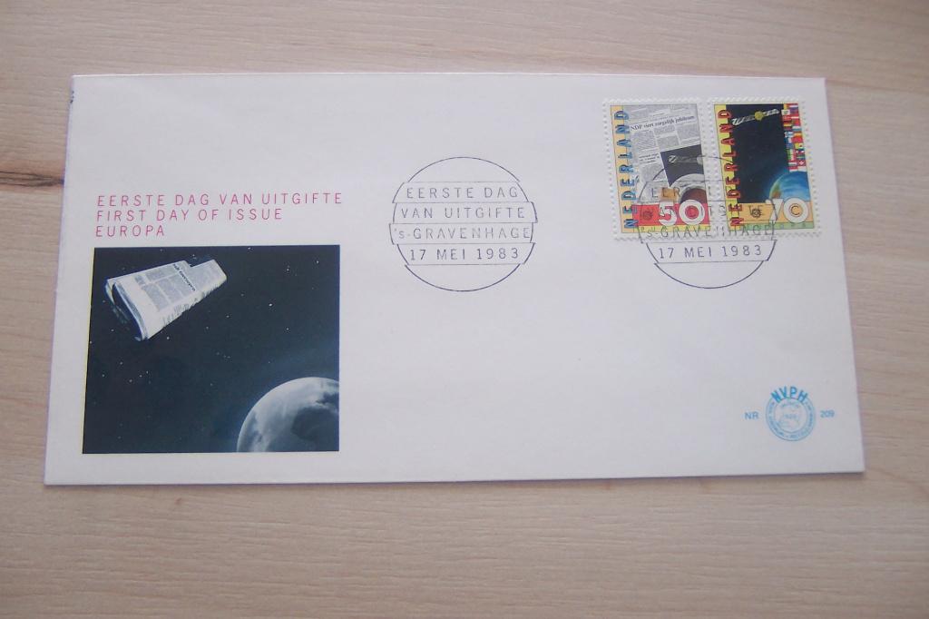 Ruimtevaart Nederland, Eerste Dag Envelop. (2)., Postzegels en Munten, Ophalen of Verzenden, Envelop